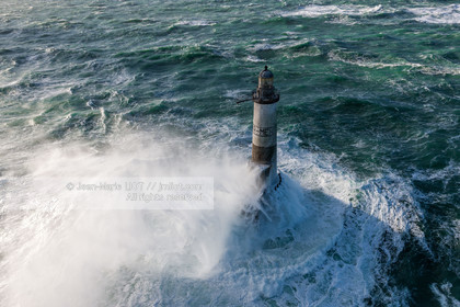 PHARES DANS LA TEMPËTE.