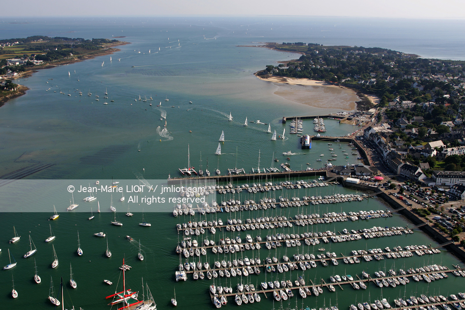 LA TRINITE-SUR-MER, MORBIHAN.VUE AERIENNE DU PORT..PHOTO © JEAN-MARIE LIOT.