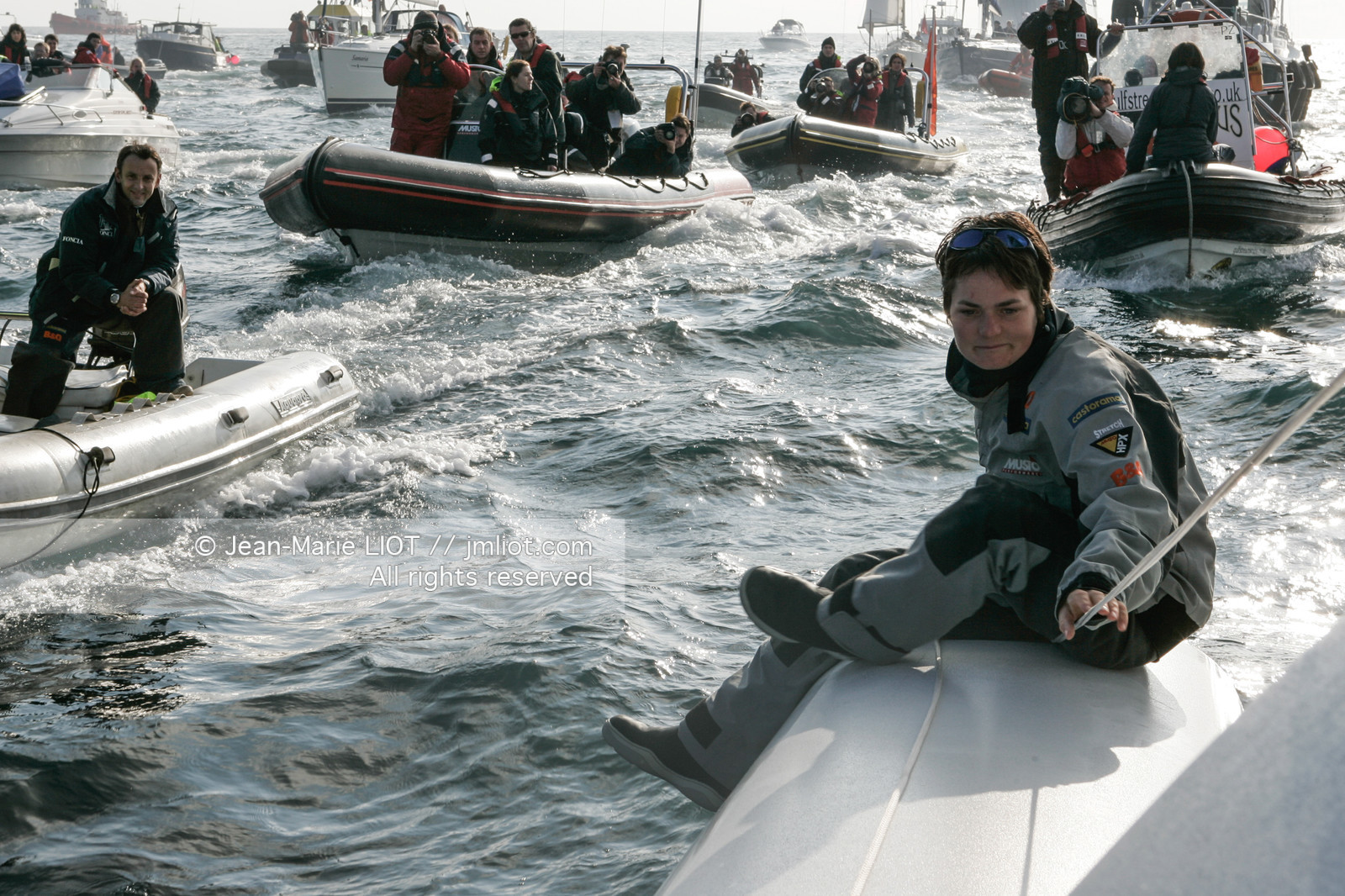 Départ d'Ellen MacArthur à bord du maxi-trimaran B&Q Castorama, pour tenter de battre le record du Tour du Monde en Solitaire sans Escale, à Falmouth (GB), le 27 novembre 2004, photo : Jean-Marie LIOT - www.jmliot.com