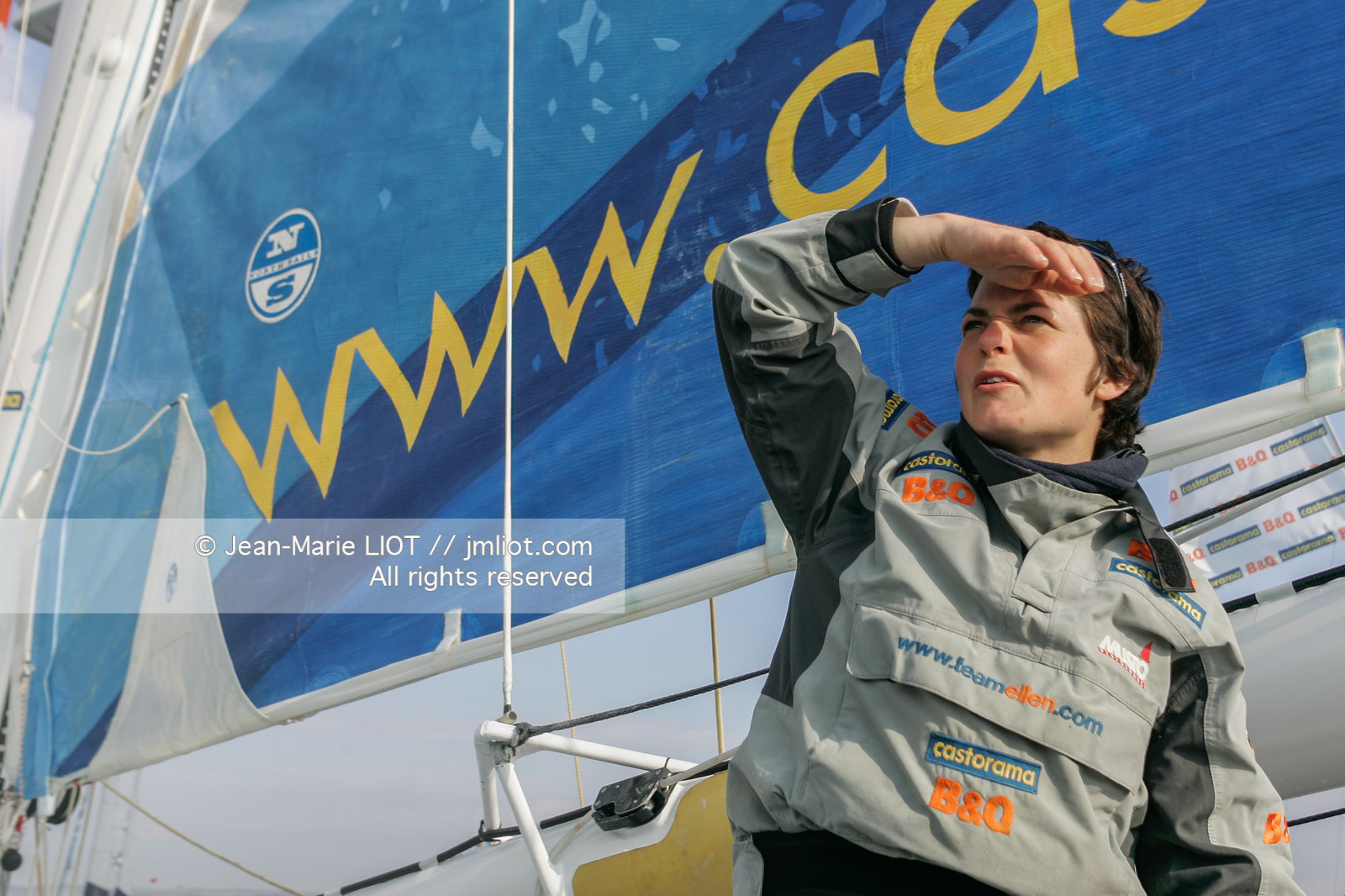 Départ d'Ellen MacArthur à bord du maxi-trimaran B&Q Castorama, pour tenter de battre le record du Tour du Monde en Solitaire sans Escale, à Falmouth (GB), le 27 novembre 2004, photo : Jean-Marie LIOT - www.jmliot.com