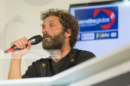 VENDEE GLOBE 2016-2017 - ARRIVEE ERIC BELLION - COMME UN SEUL HOMME