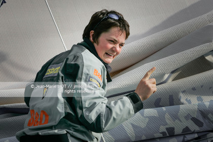 Départ d'Ellen MacArthur à bord du maxi-trimaran B&Q Castorama, pour tenter de battre le record du Tour du Monde en Solitaire sans Escale, à Falmouth (GB), le 27 novembre 2004, photo : Jean-Marie LIOT - www.jmliot.com