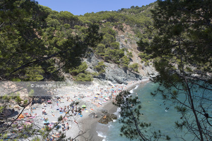 Le village de Begur et ses plages constituent l'un des lieux les plus touristique de la Costa Brava..La cote de begur bénéficie d'un littoral d'une grande beauté composé de falaises, de criques d'eau cristallines, de pinedes.....Photo © Jean-Marie Liot.