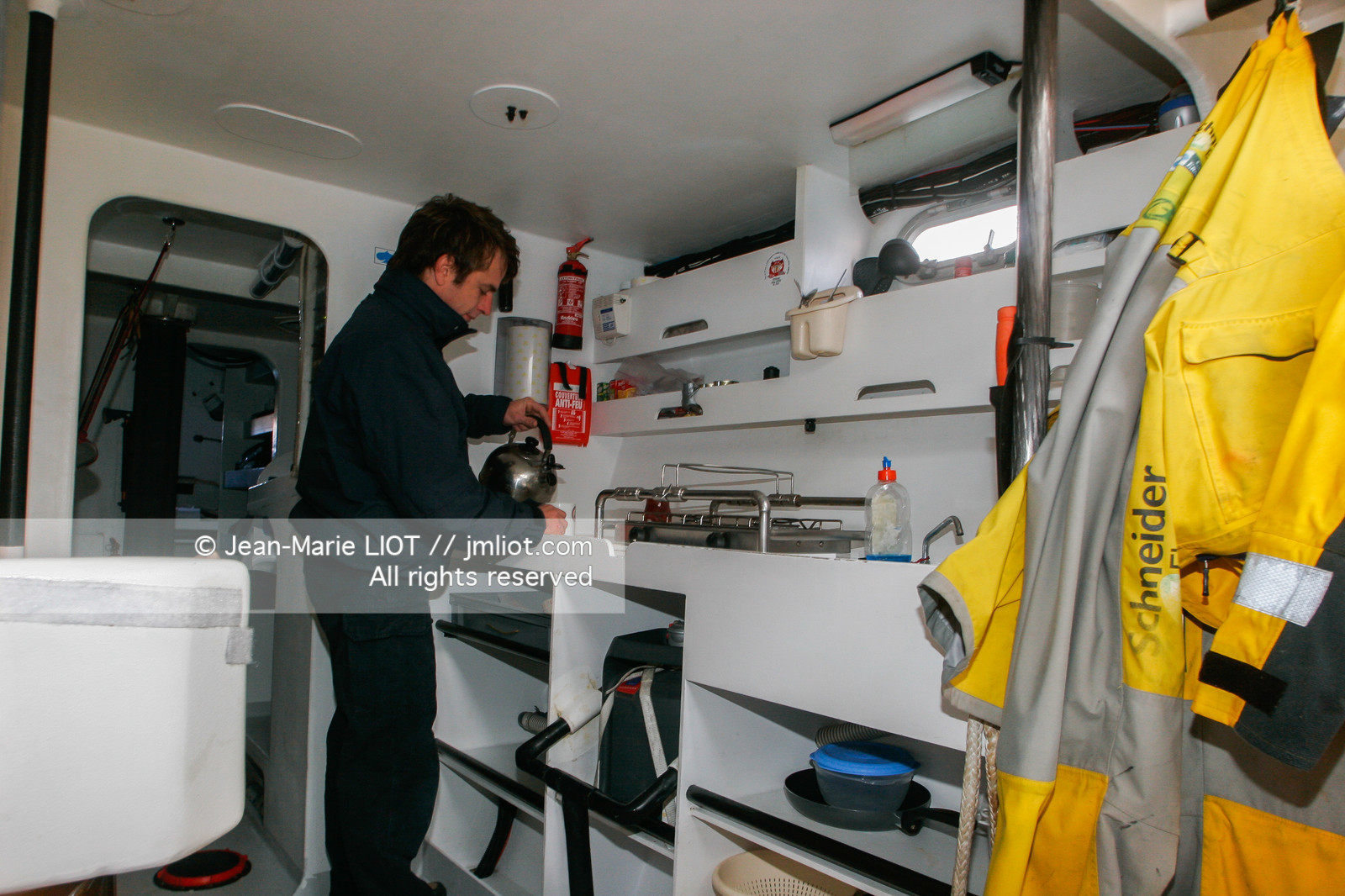 Départ du Trophée Jules Verne du maxi trimaran Geronimo, skipper Olivier de Kersauzon, 28 décembre 2004, Photo Jean-Marie LIOT - www.jmliot.com.