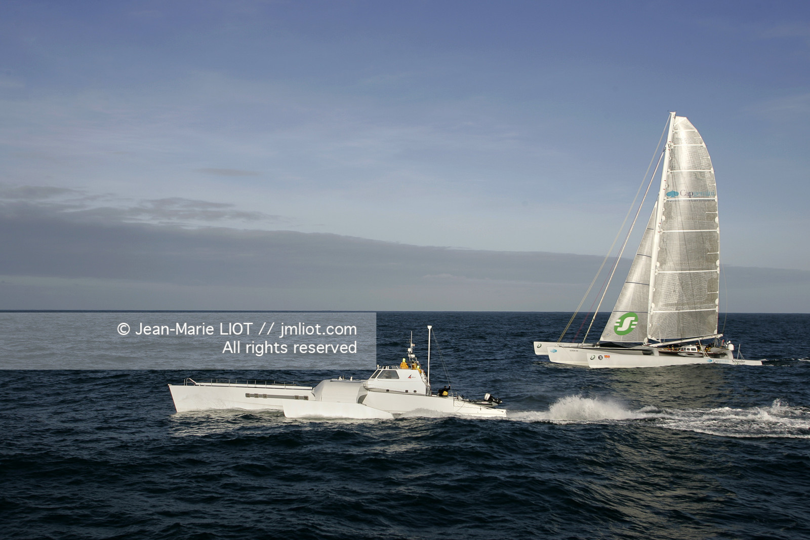 Ocean Alchimist, Olivier de Kersauzon, au large d'Ouessant le 29 décembre 2004, Photo Jean-Marie LIOT - www.jmliot.com.