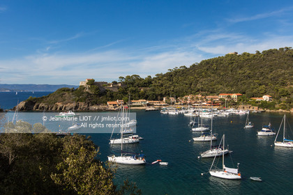 Port-Cros, au large d'Hyères dans le département du Var, petite île de 4 km de long est une réserve de la faune et la flore. Photo © Jean-Marie Liot.