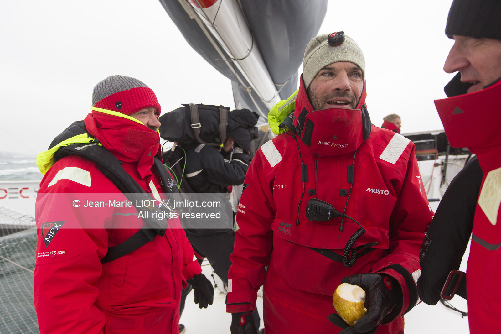 IDEC SPORT- ARRIVEE  RECORD TROPHEE JULES VERNE