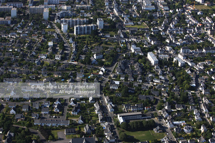 VUE AERIENNE DE VANNES-GOLFE DU MORBIHAN.PHOTO © JEAN-MARIE LIOT.