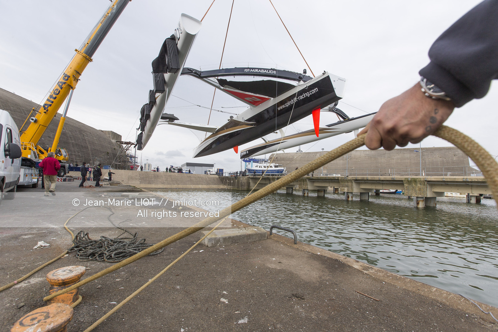 Maxi-Triimaran Spindrift 2 Launching