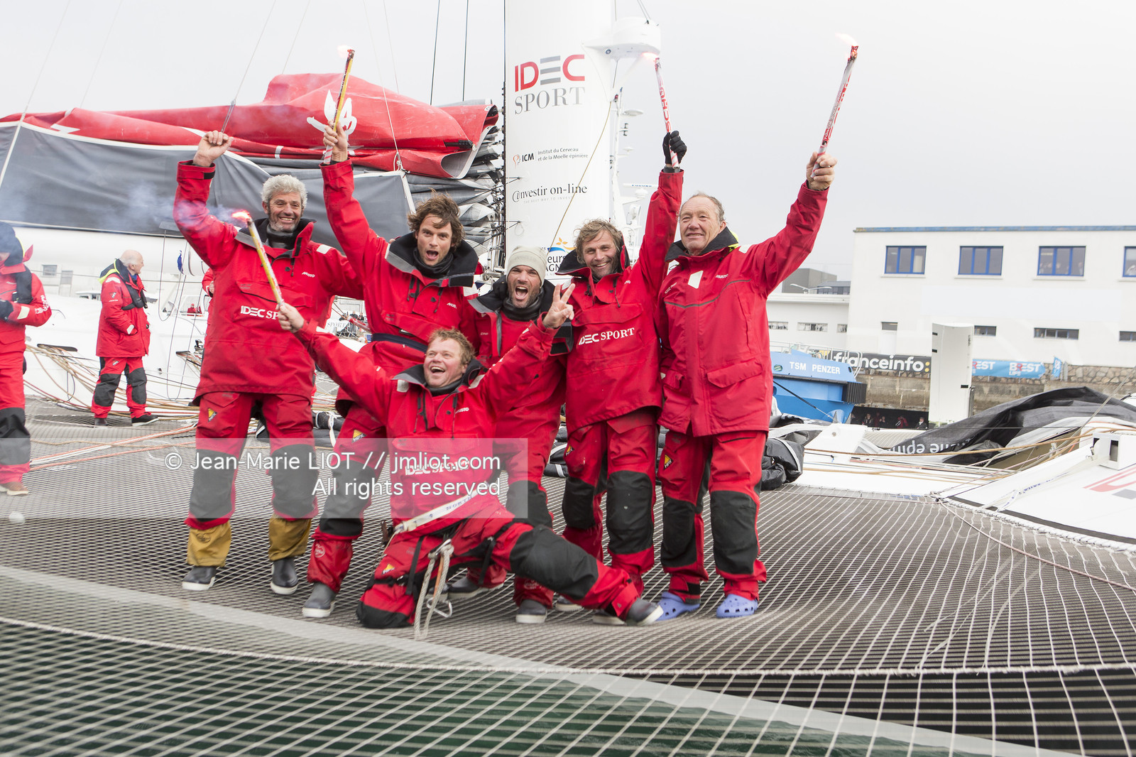 IDEC SPORT- ARRIVEE  RECORD TROPHEE JULES VERNE