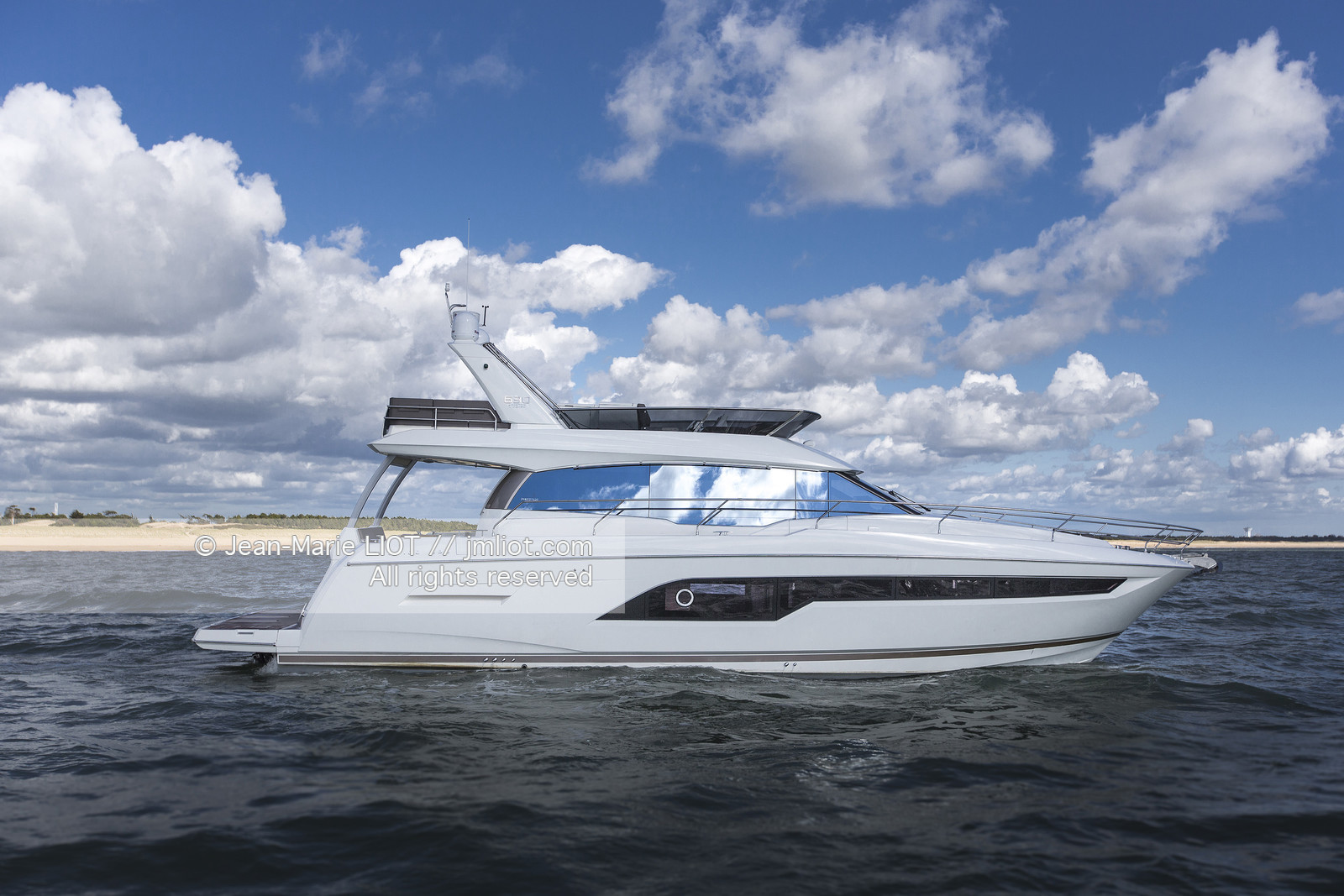 PRESTIGE YACHTS - PRESTIGE P360