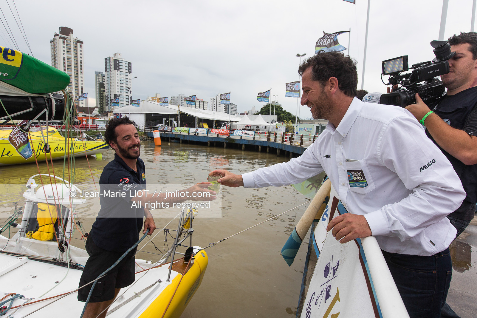 ARRIVEE BUREAU VALLEE