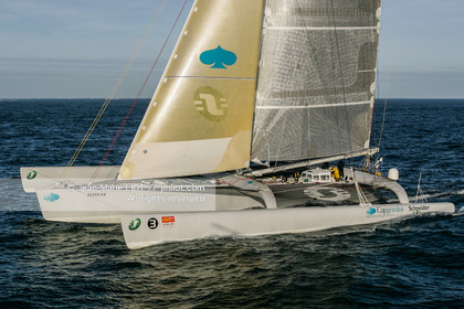 Départ du Trophée Jules Verne du maxi trimaran Geronimo, skipper Olivier de Kersauzon, 28 décembre 2004, Photo Jean-Marie LIOT - www.jmliot.com.