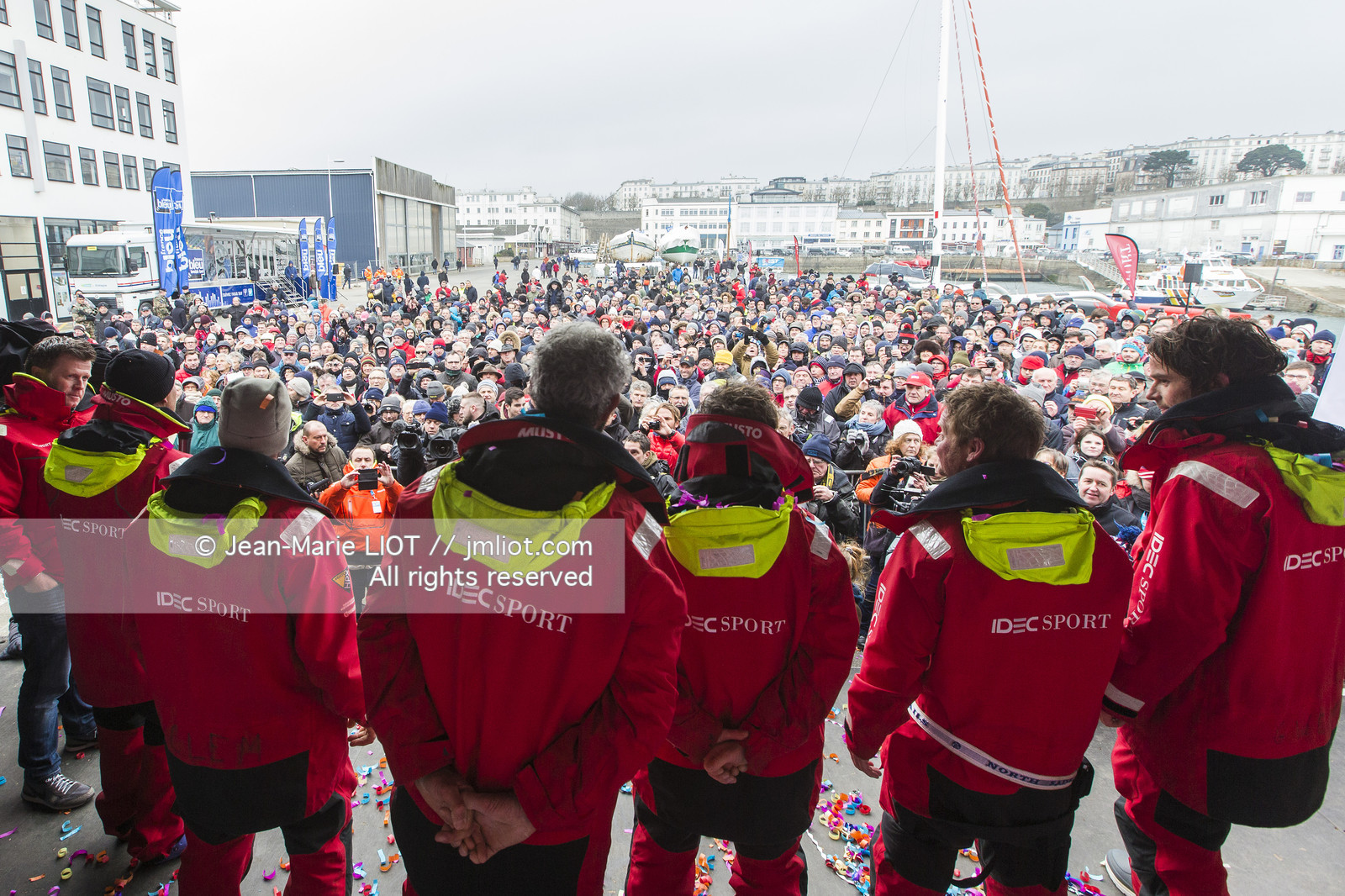 IDEC SPORT- ARRIVEE  RECORD TROPHEE JULES VERNE