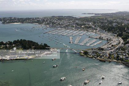 LA TRINITE-SUR-MER, MORBIHAN..VUE AERIENNE.PHOTO © JEAN-MARIE LIOT.