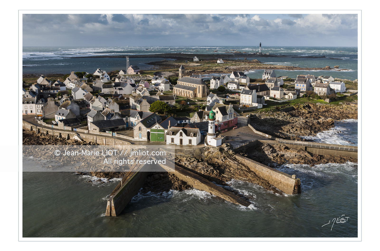 Men Brial-île de Sein.Le phare de Men Brial indique l'entrée du port de l'île de Sein, en pointe Bretagne..© Jean-Marie Liot.