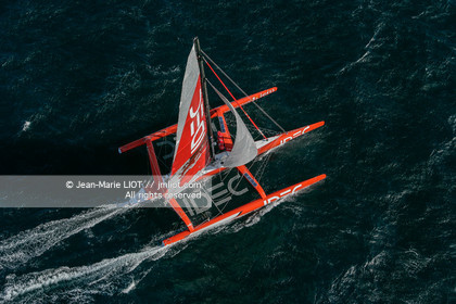 FRANCIS JOYON A L'ENTRAINEMENT SUR IDEC