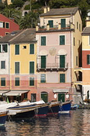 Portofino,le joli port en italien est situé au creux d'une anse sur la côte Ligure. Ce petit port de pêche devenu une des stations balnéaires les plus huppées d'Italie n'a pourtant pas perdu son charme..photo © Jean-Marie Liot.