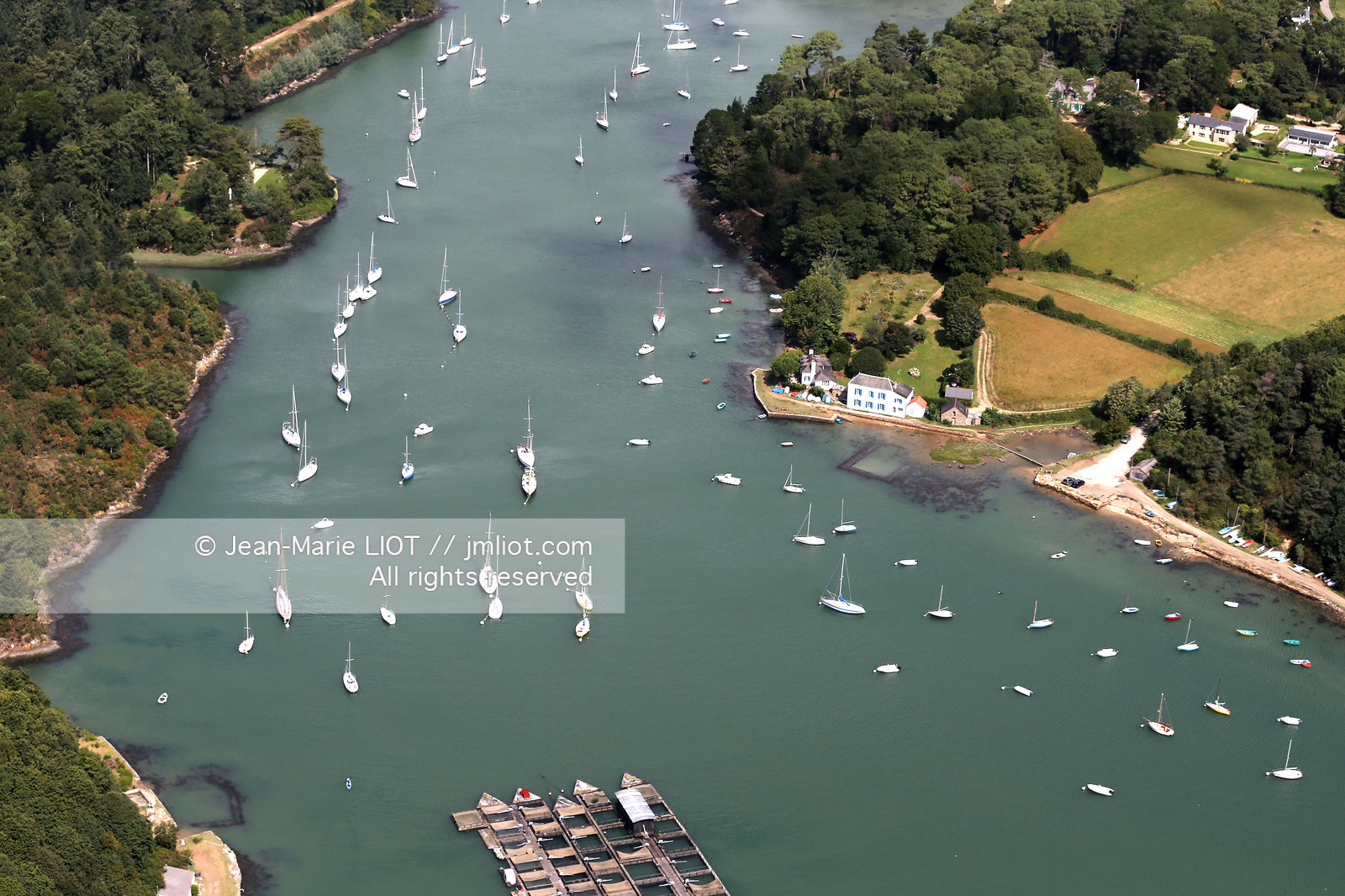 VUE AERIENNE DU GOLFE DU MORBIHAN .PHOTO © JEAN-MARIE LIOT.